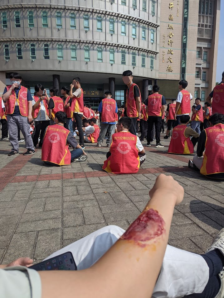 演練還用了特效化妝（手是其他召員的）