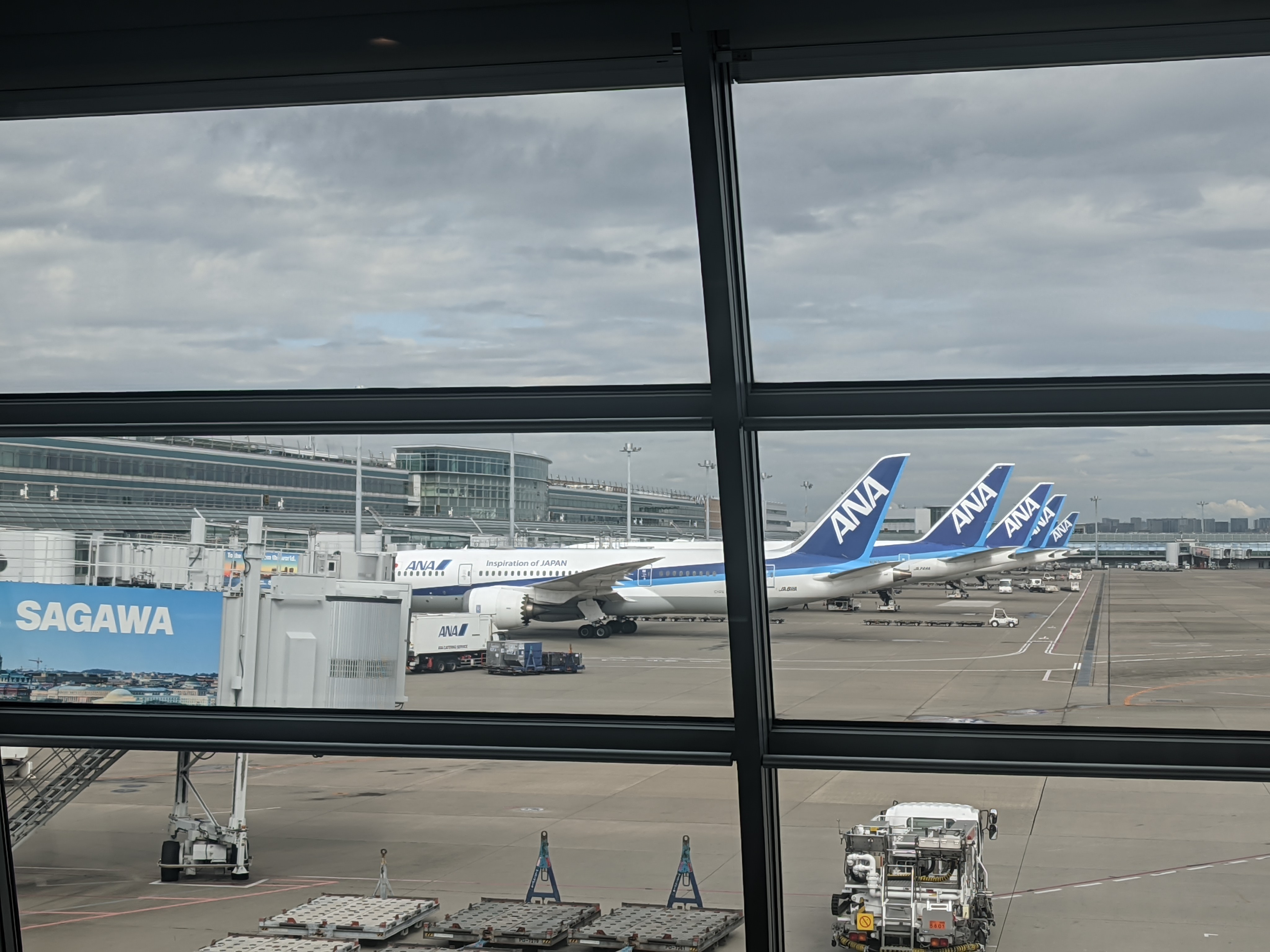 一整排 ANA 的飛機